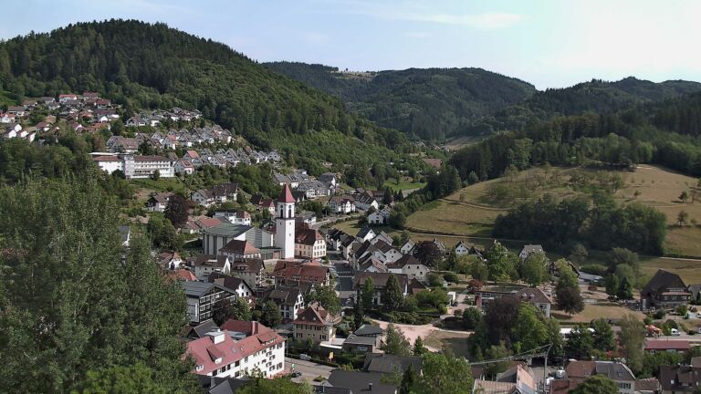 Dieses Bild zeigt eine Webcam-Aufnahme von Ottenhöfen, aufgenommen am Samstag, den 25.07.2026 um 17:00 Uhr