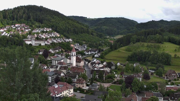 Dieses Bild zeigt eine Webcam-Aufnahme von Ottenhöfen, aufgenommen am Dienstag, den 02.06.2026 um 19:10 Uhr