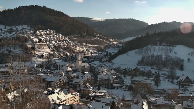 Dieses Bild zeigt eine Webcam-Aufnahme von Ottenhöfen, aufgenommen am Montag, den 05.01.2026 um 15:00 Uhr