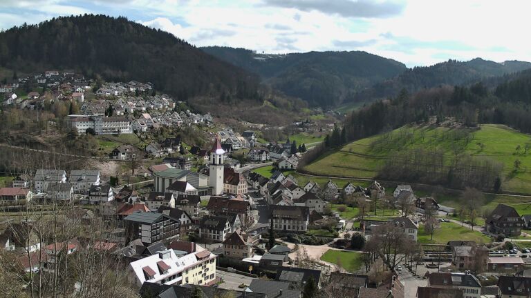 Dieses Bild zeigt eine Webcam-Aufnahme von Ottenhöfen, aufgenommen am Freitag, den 03.04.2026 um 15:10 Uhr