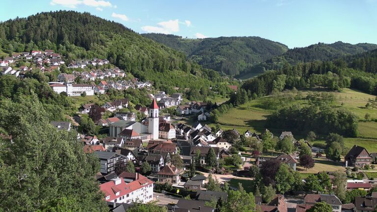 Dieses Bild zeigt eine Webcam-Aufnahme von Ottenhöfen, aufgenommen am Samstag, den 23.05.2026 um 18:20 Uhr