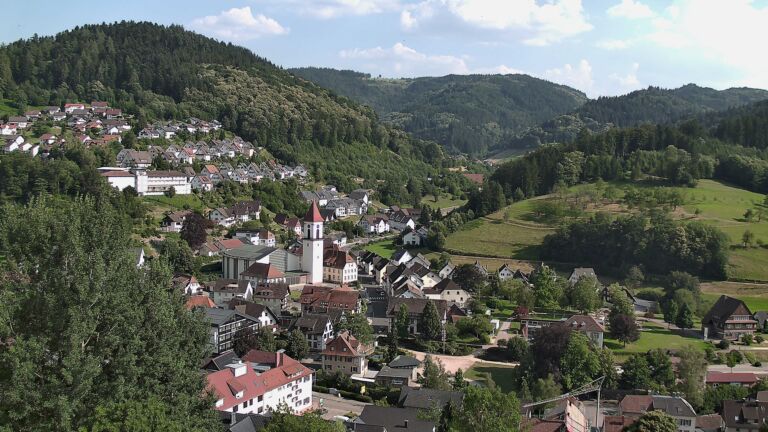 Dieses Bild zeigt eine Webcam-Aufnahme von Ottenhöfen, aufgenommen am Freitag, den 26.06.2026 um 17:40 Uhr