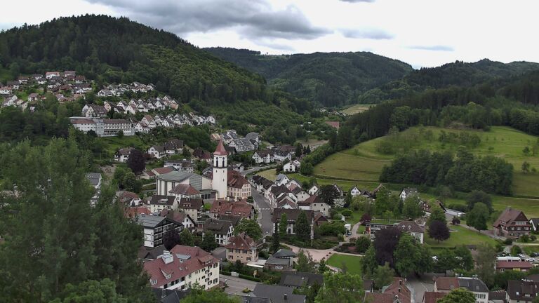 Dieses Bild zeigt eine Webcam-Aufnahme von Ottenhöfen, aufgenommen am Donnerstag, den 04.06.2026 um 12:00 Uhr