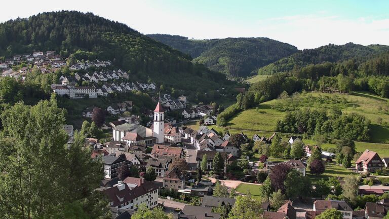 Dieses Bild zeigt eine Webcam-Aufnahme von Ottenhöfen, aufgenommen am Sonntag, den 17.05.2026 um 08:30 Uhr