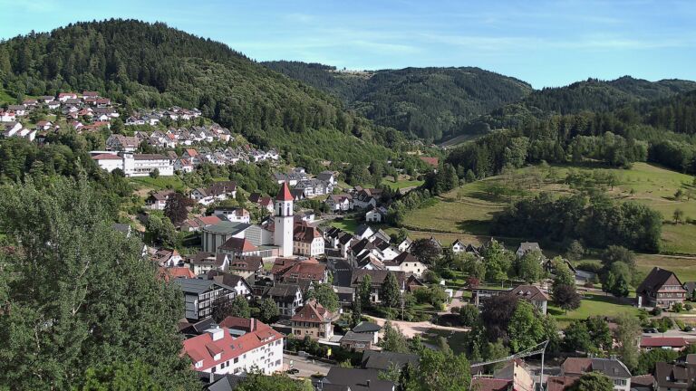 Dieses Bild zeigt eine Webcam-Aufnahme von Ottenhöfen, aufgenommen am Freitag, den 03.07.2026 um 18:30 Uhr