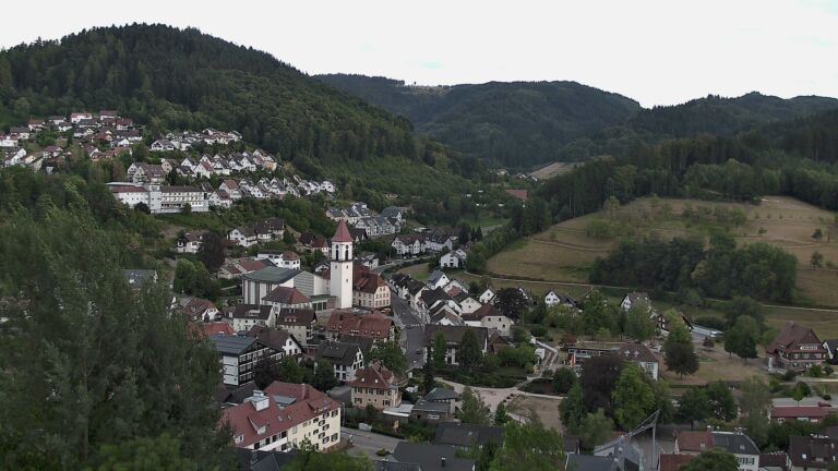 Dieses Bild zeigt eine Webcam-Aufnahme von Ottenhöfen, aufgenommen am Montag, den 10.08.2026 um 18:40 Uhr