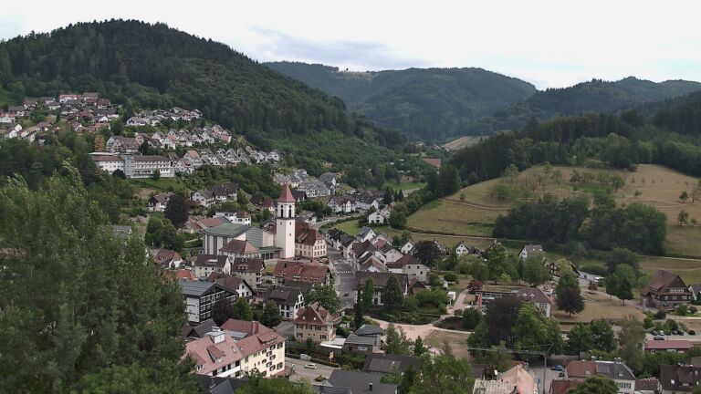 Dieses Bild zeigt eine Webcam-Aufnahme von Ottenhöfen, aufgenommen am Mittwoch, den 15.07.2026 um 16:00 Uhr