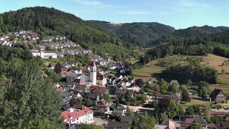 Dieses Bild zeigt eine Webcam-Aufnahme von Ottenhöfen, aufgenommen am Sonntag, den 12.07.2026 um 18:10 Uhr