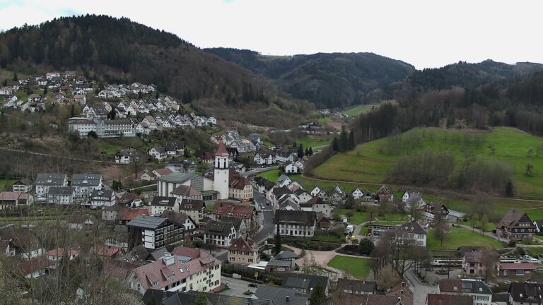 Dieses Bild zeigt eine Webcam-Aufnahme von Ottenhöfen, aufgenommen am Samstag, den 04.04.2026 um 15:50 Uhr