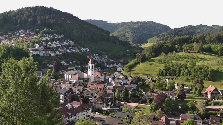 Dieses Bild zeigt eine Webcam-Aufnahme von Ottenhöfen, aufgenommen am Sonntag, den 10.05.2026 um 08:00 Uhr
