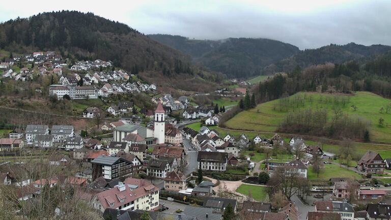 Dieses Bild zeigt eine Webcam-Aufnahme von Ottenhöfen, aufgenommen am Samstag, den 04.04.2026 um 13:00 Uhr