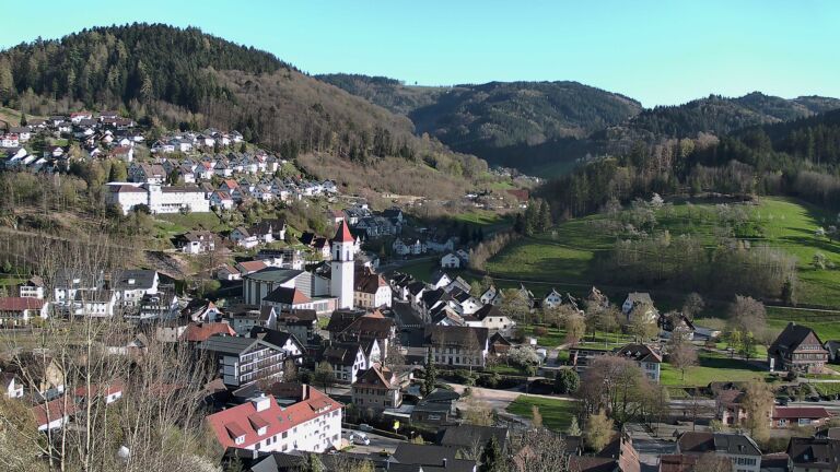 Dieses Bild zeigt eine Webcam-Aufnahme von Ottenhöfen, aufgenommen am Mittwoch, den 08.04.2026 um 18:30 Uhr