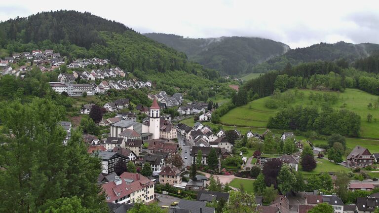 Dieses Bild zeigt eine Webcam-Aufnahme von Ottenhöfen, aufgenommen am Montag, den 11.05.2026 um 13:10 Uhr