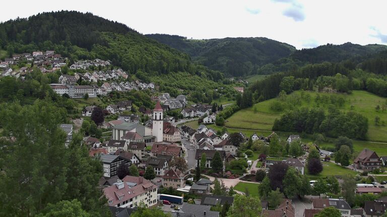 Dieses Bild zeigt eine Webcam-Aufnahme von Ottenhöfen, aufgenommen am Dienstag, den 19.05.2026 um 13:10 Uhr