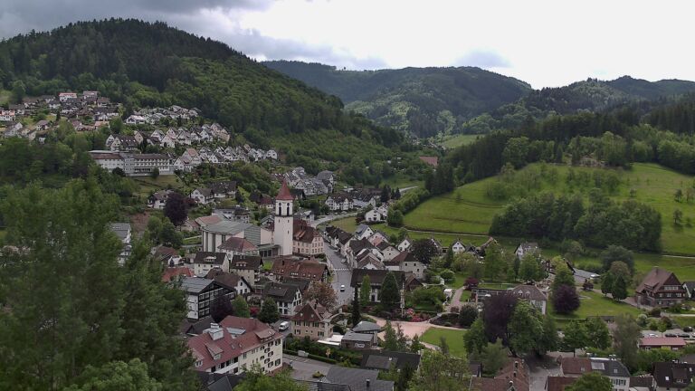 Dieses Bild zeigt eine Webcam-Aufnahme von Ottenhöfen, aufgenommen am Samstag, den 16.05.2026 um 13:20 Uhr