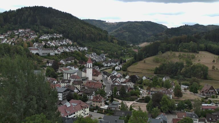 Dieses Bild zeigt eine Webcam-Aufnahme von Ottenhöfen, aufgenommen am Dienstag, den 18.08.2026 um 13:10 Uhr