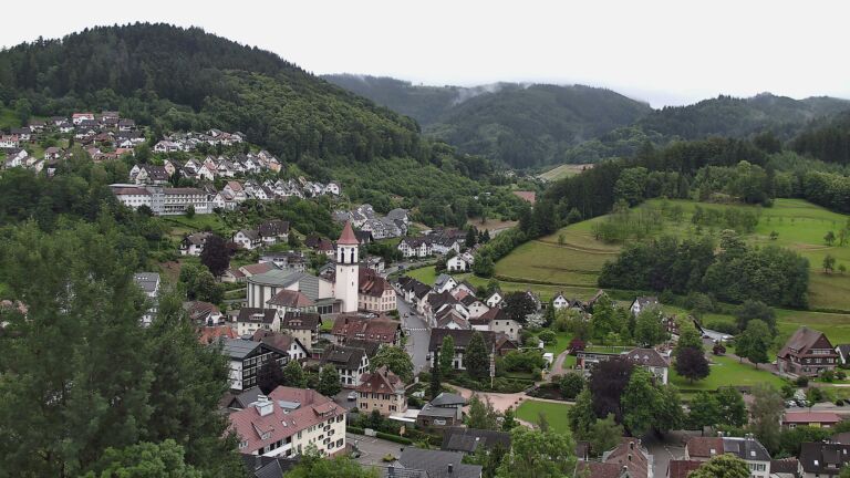 Dieses Bild zeigt eine Webcam-Aufnahme von Ottenhöfen, aufgenommen am Freitag, den 12.06.2026 um 12:00 Uhr