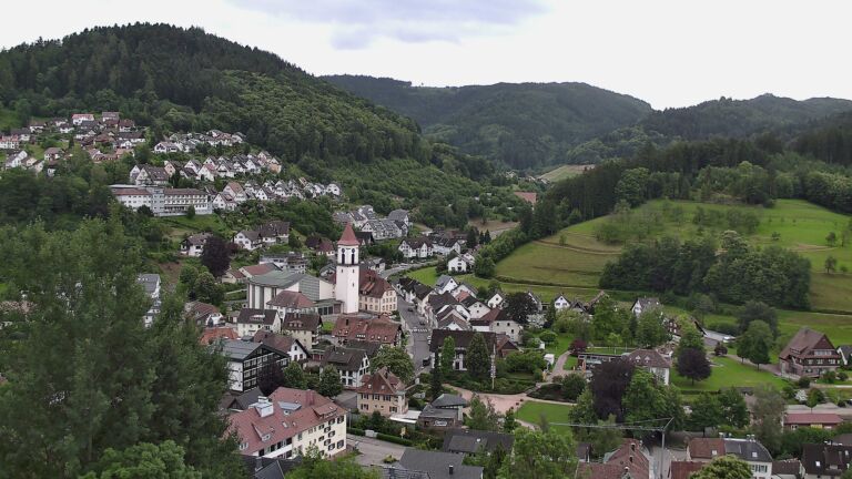Dieses Bild zeigt eine Webcam-Aufnahme von Ottenhöfen, aufgenommen am Samstag, den 13.06.2026 um 08:10 Uhr
