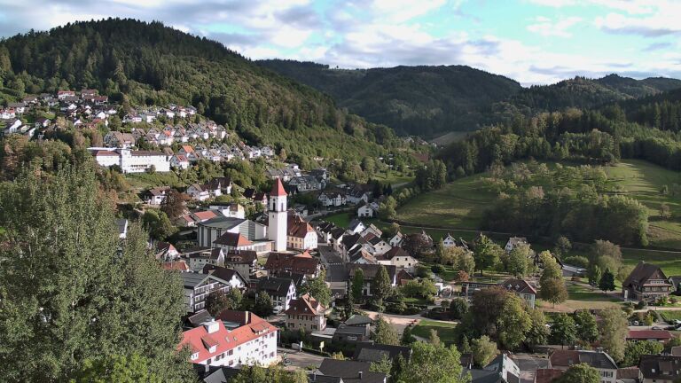 Dieses Bild zeigt eine Webcam-Aufnahme von Ottenhöfen, aufgenommen am Freitag, den 18.09.2026 um 18:00 Uhr