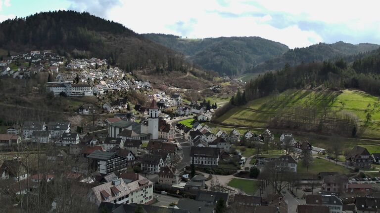 Dieses Bild zeigt eine Webcam-Aufnahme von Ottenhöfen, aufgenommen am Sonntag, den 01.03.2026 um 14:00 Uhr