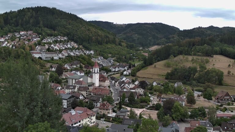 Dieses Bild zeigt eine Webcam-Aufnahme von Ottenhöfen, aufgenommen am Dienstag, den 18.08.2026 um 16:50 Uhr