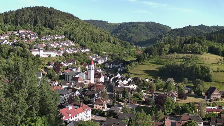 Dieses Bild zeigt eine Webcam-Aufnahme von Ottenhöfen, aufgenommen am Samstag, den 23.05.2026 um 19:00 Uhr