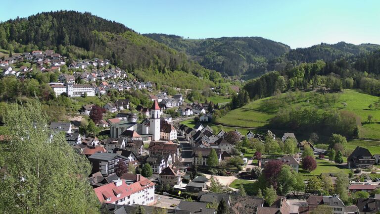 Dieses Bild zeigt eine Webcam-Aufnahme von Ottenhöfen, aufgenommen am Sonntag, den 26.04.2026 um 16:50 Uhr