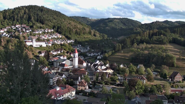 Dieses Bild zeigt eine Webcam-Aufnahme von Ottenhöfen, aufgenommen am Freitag, den 28.08.2026 um 19:20 Uhr