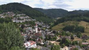 Dieses Bild zeigt eine Webcam-Aufnahme von Ottenhöfen, aufgenommen am Freitag, den 17.07.2026 um 16:00 Uhr