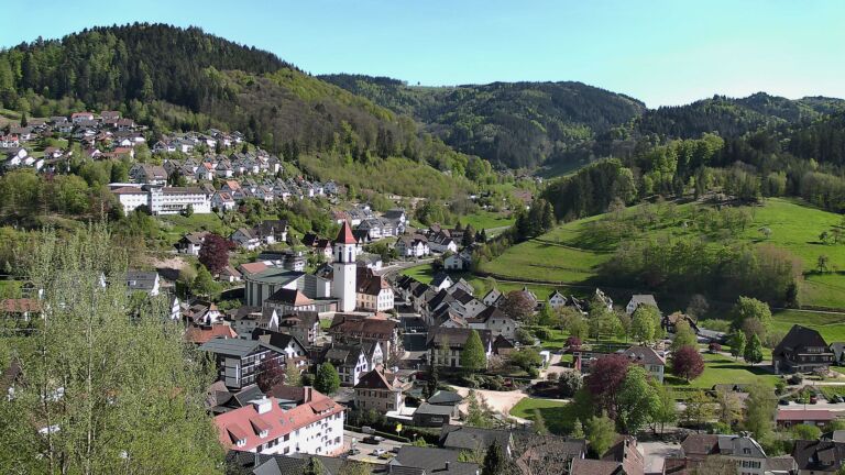 Dieses Bild zeigt eine Webcam-Aufnahme von Ottenhöfen, aufgenommen am Freitag, den 24.04.2026 um 16:50 Uhr
