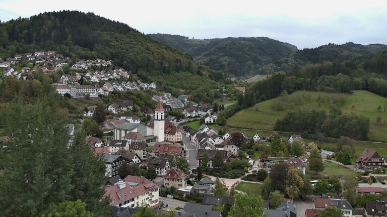 Dieses Bild zeigt eine Webcam-Aufnahme von Ottenhöfen, aufgenommen am Dienstag, den 13.10.2026 um 17:10 Uhr