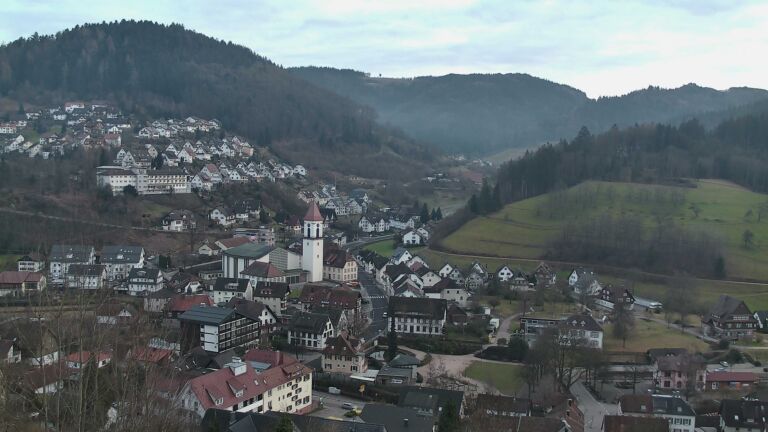 Dieses Bild zeigt eine Webcam-Aufnahme von Ottenhöfen, aufgenommen am Sonntag, den 01.02.2026 um 17:10 Uhr