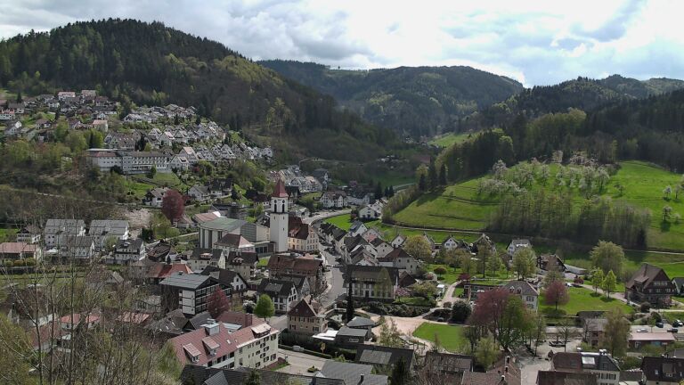 Dieses Bild zeigt eine Webcam-Aufnahme von Ottenhöfen, aufgenommen am Donnerstag, den 16.04.2026 um 14:00 Uhr