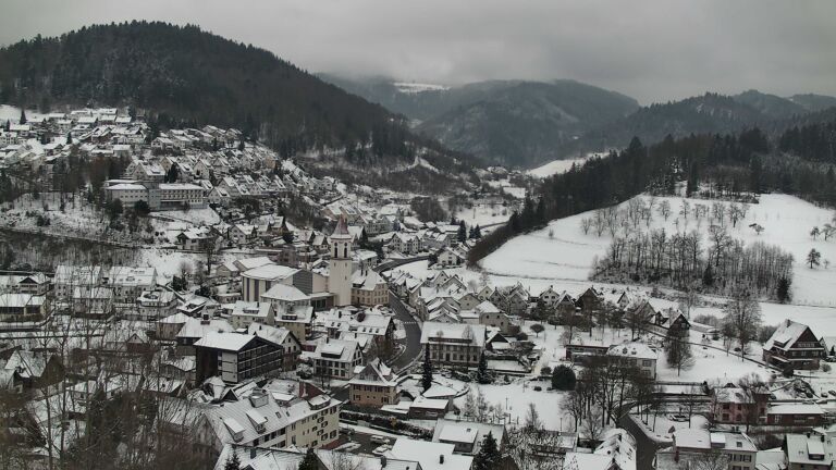 Dieses Bild zeigt eine Webcam-Aufnahme von Ottenhöfen, aufgenommen am Dienstag, den 06.01.2026 um 13:00 Uhr