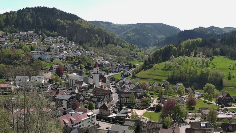 Dieses Bild zeigt eine Webcam-Aufnahme von Ottenhöfen, aufgenommen am Samstag, den 18.04.2026 um 14:00 Uhr