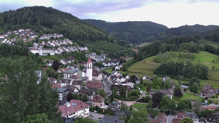 Dieses Bild zeigt eine Webcam-Aufnahme von Ottenhöfen, aufgenommen am Samstag, den 13.06.2026 um 06:10 Uhr