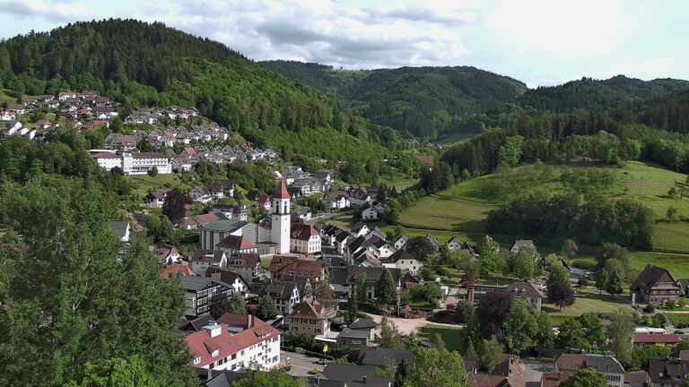 Dieses Bild zeigt eine Webcam-Aufnahme von Ottenhöfen, aufgenommen am Donnerstag, den 21.05.2026 um 17:50 Uhr