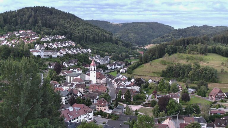 Dieses Bild zeigt eine Webcam-Aufnahme von Ottenhöfen, aufgenommen am Sonntag, den 05.07.2026 um 06:10 Uhr