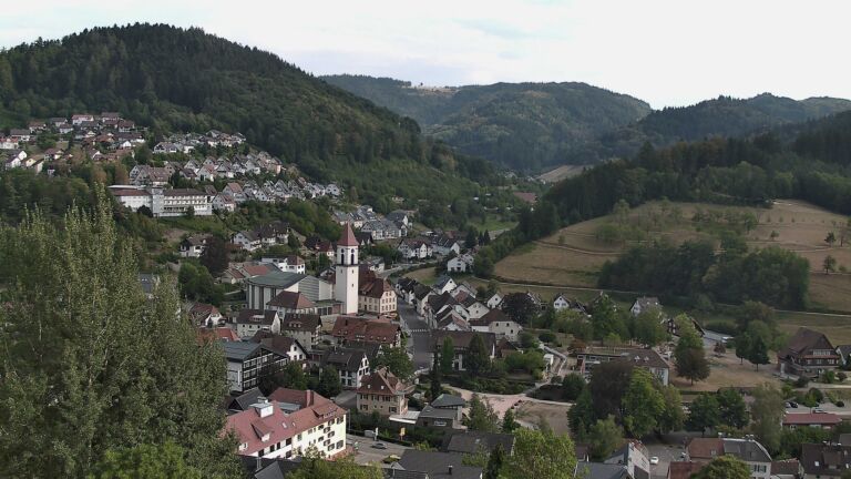 Dieses Bild zeigt eine Webcam-Aufnahme von Ottenhöfen, aufgenommen am Sonntag, den 16.08.2026 um 17:30 Uhr