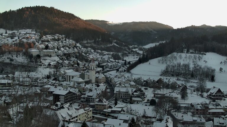 Dieses Bild zeigt eine Webcam-Aufnahme von Ottenhöfen, aufgenommen am Montag, den 05.01.2026 um 15:50 Uhr