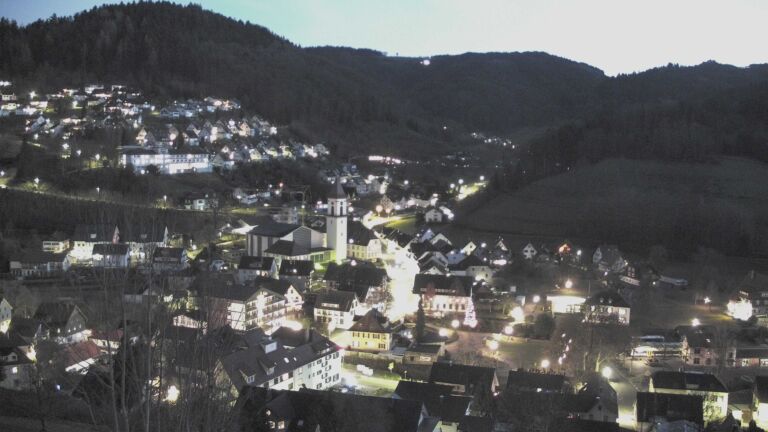 Dieses Bild zeigt eine Webcam-Aufnahme von Ottenhöfen, aufgenommen am Donnerstag, den 18.12.2025 um 17:20 Uhr