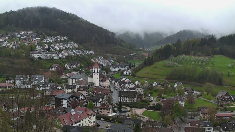 Dieses Bild zeigt eine Webcam-Aufnahme von Ottenhöfen, aufgenommen am Sonntag, den 12.04.2026 um 18:20 Uhr