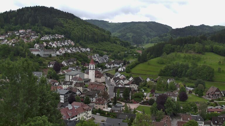 Dieses Bild zeigt eine Webcam-Aufnahme von Ottenhöfen, aufgenommen am Freitag, den 15.05.2026 um 13:10 Uhr