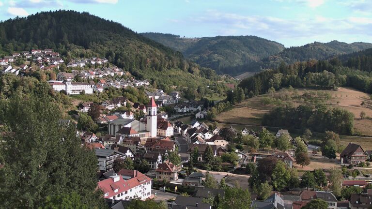 Dieses Bild zeigt eine Webcam-Aufnahme von Ottenhöfen, aufgenommen am Montag, den 17.08.2026 um 18:40 Uhr
