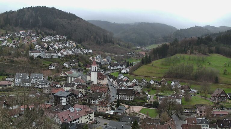 Dieses Bild zeigt eine Webcam-Aufnahme von Ottenhöfen, aufgenommen am Samstag, den 04.04.2026 um 13:10 Uhr