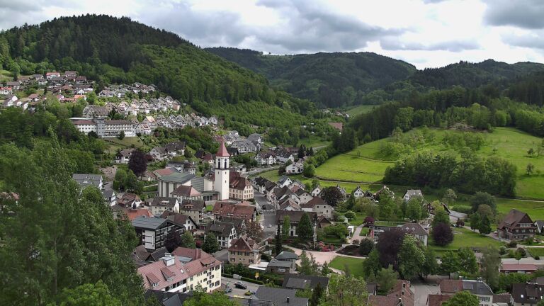 Dieses Bild zeigt eine Webcam-Aufnahme von Ottenhöfen, aufgenommen am Dienstag, den 12.05.2026 um 16:00 Uhr