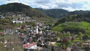 Dieses Bild zeigt eine Webcam-Aufnahme von Ottenhöfen, aufgenommen am Freitag, den 17.04.2026 um 16:50 Uhr