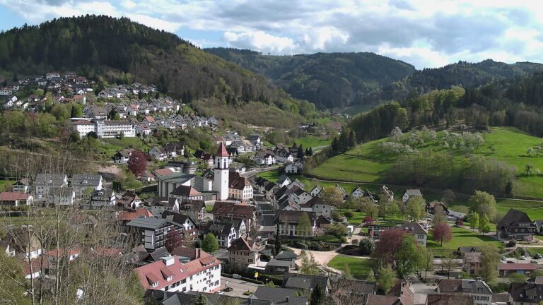 Dieses Bild zeigt eine Webcam-Aufnahme von Ottenhöfen, aufgenommen am Freitag, den 17.04.2026 um 16:50 Uhr