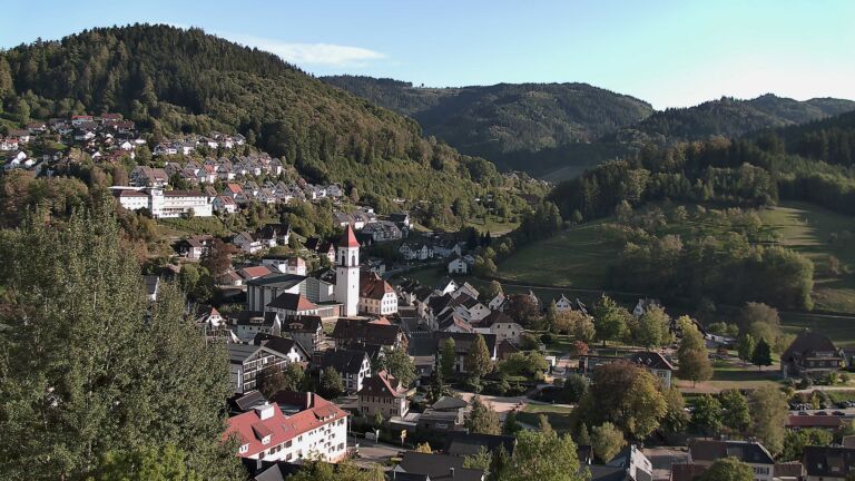 Dieses Bild zeigt eine Webcam-Aufnahme von Ottenhöfen, aufgenommen am Sonntag, den 27.09.2026 um 17:30 Uhr