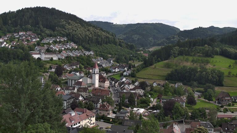 Dieses Bild zeigt eine Webcam-Aufnahme von Ottenhöfen, aufgenommen am Sonntag, den 21.06.2026 um 17:30 Uhr
